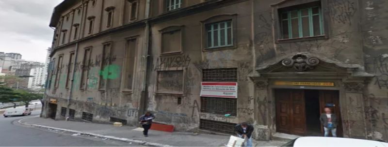 Fachada estava com muitas pichações antes de ser coberta de bege